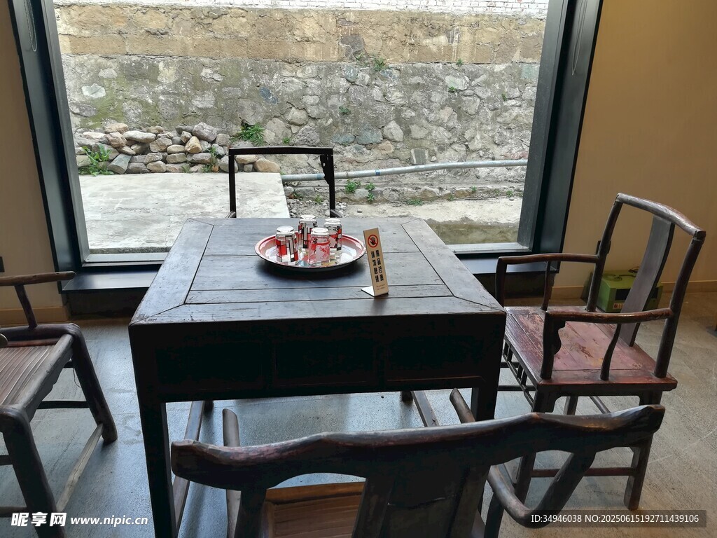中式茶室桌椅与窗外景致