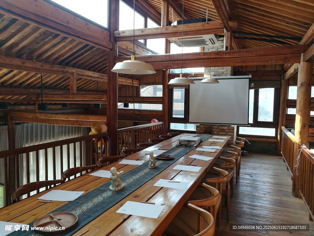 中式木质长桌会议室场景