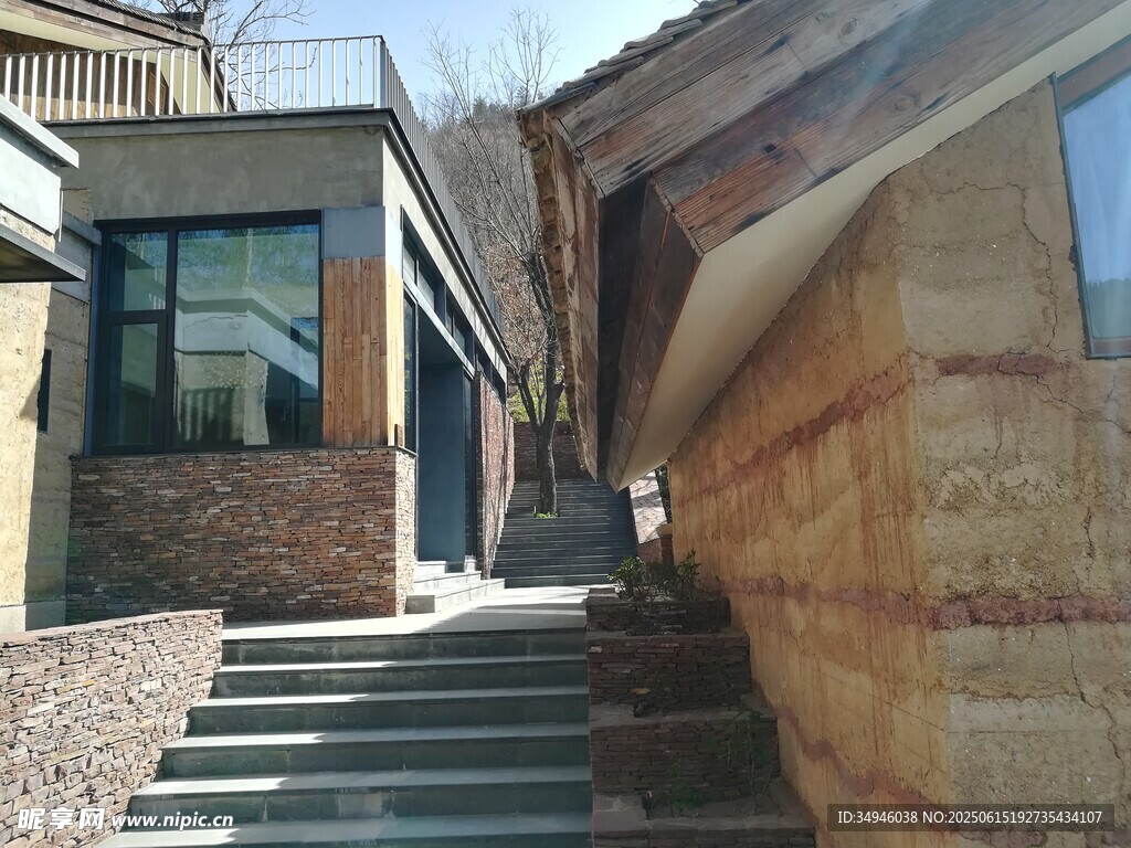 古朴建筑旁的石阶小道