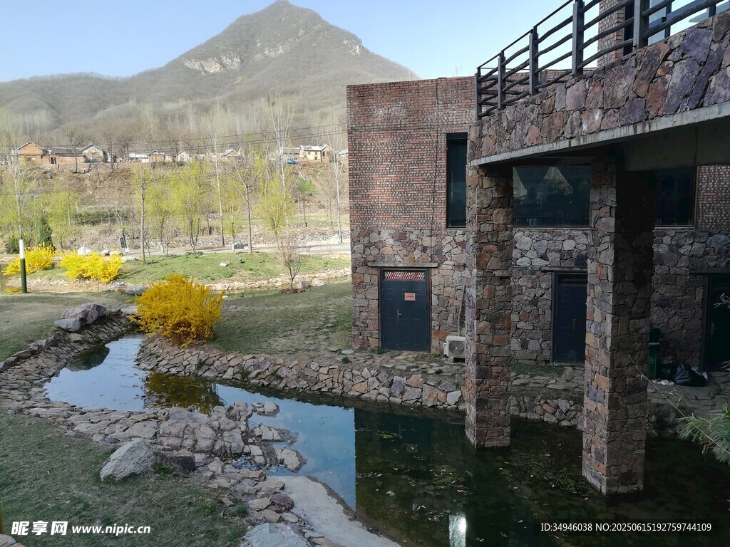 山间别致建筑与水景风光