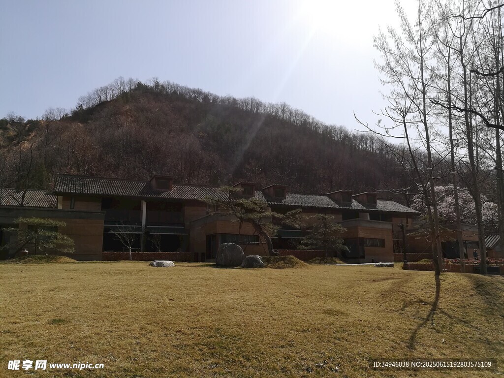 乡村田野边的古朴房屋