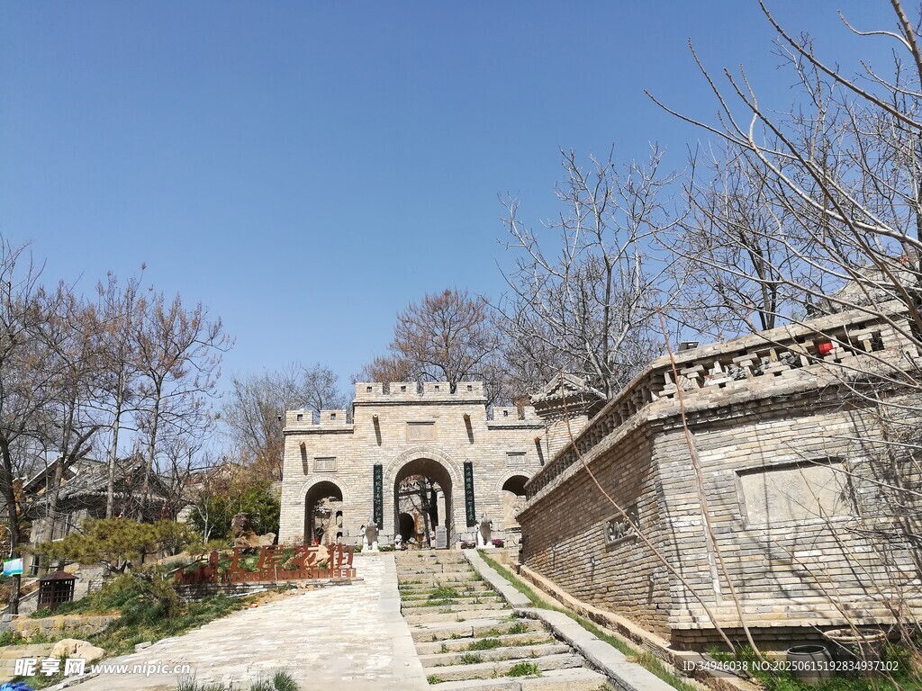 古老城墙与拱形门洞景观