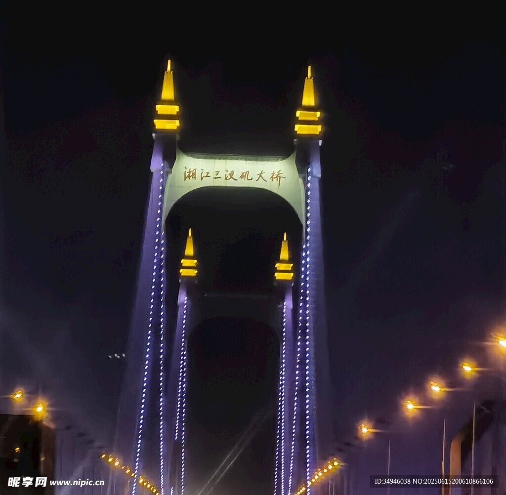 夜晚璀璨灯光下的桥梁