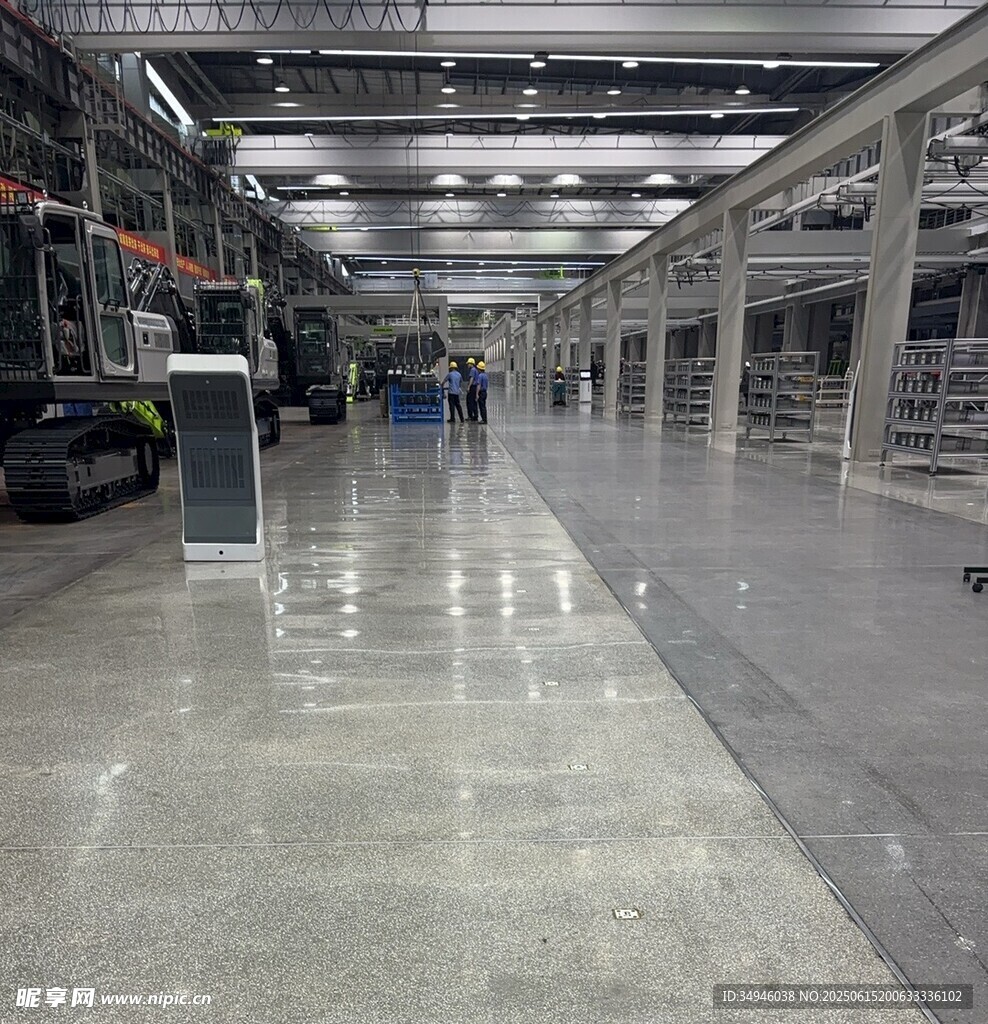 现代化工厂宽敞洁净车间