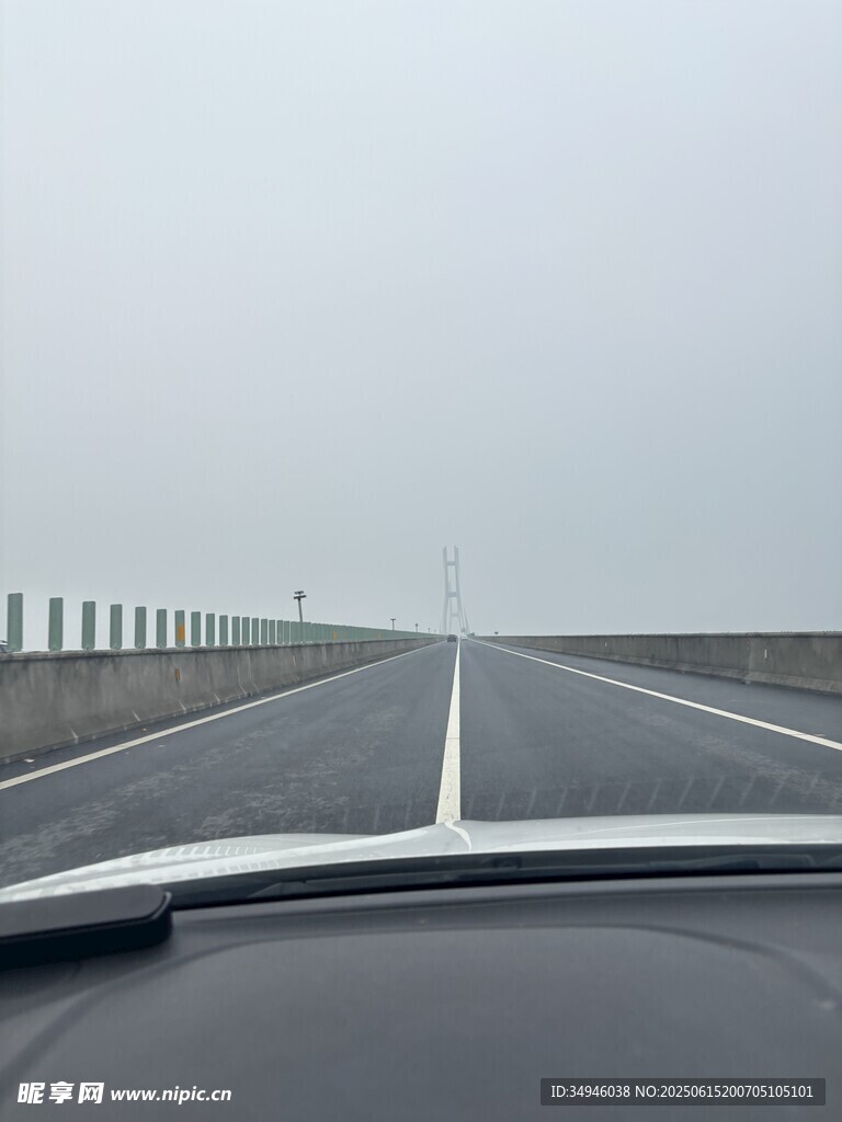 行驶在空旷公路的车内视角