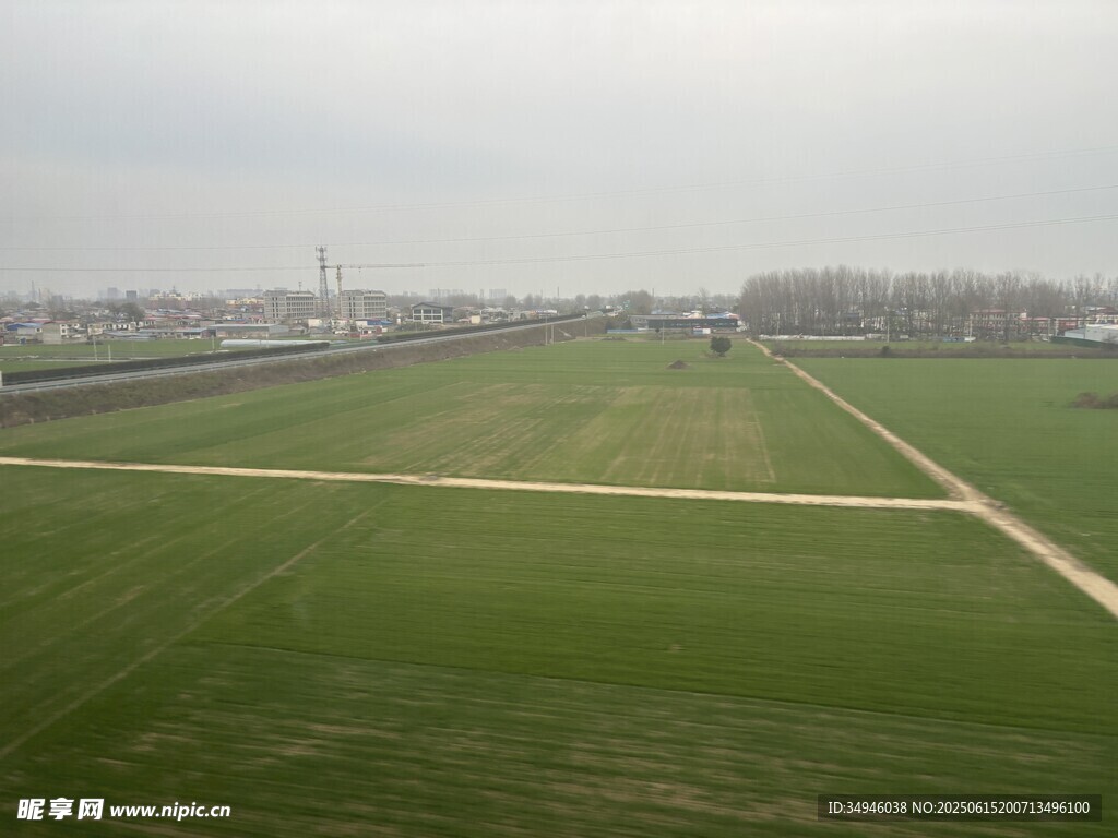 广袤田野航拍景象