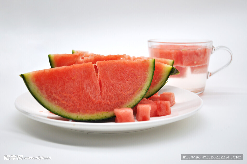 新鲜西瓜切片与西瓜汁
