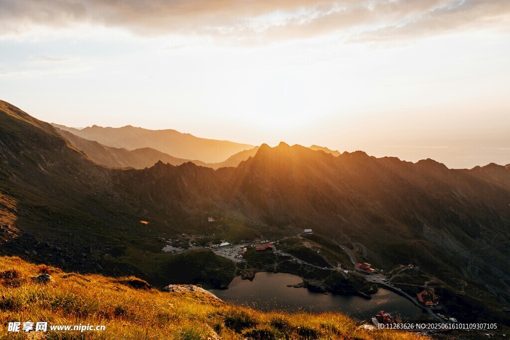 山间日出美景