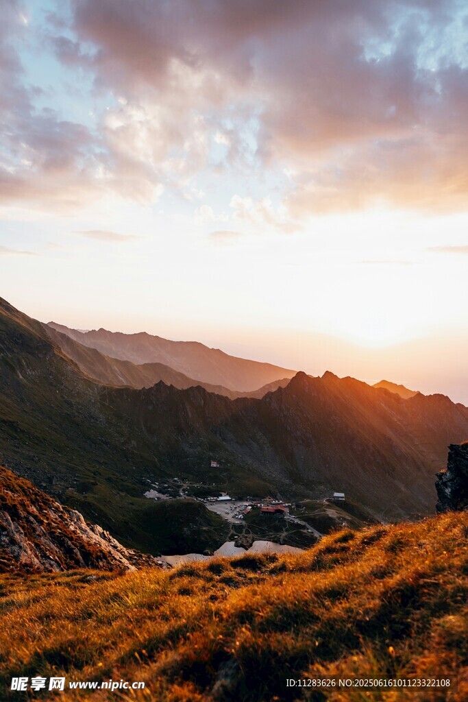 山间日落美景
