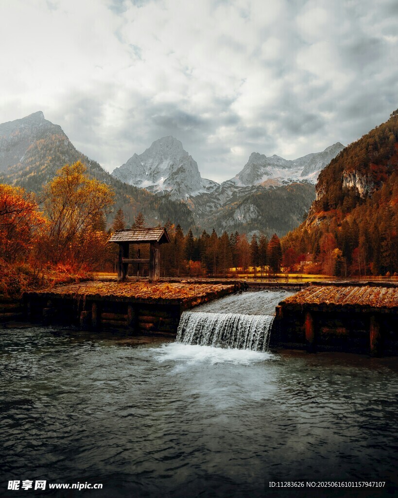 秋日山间溪流瀑布美景