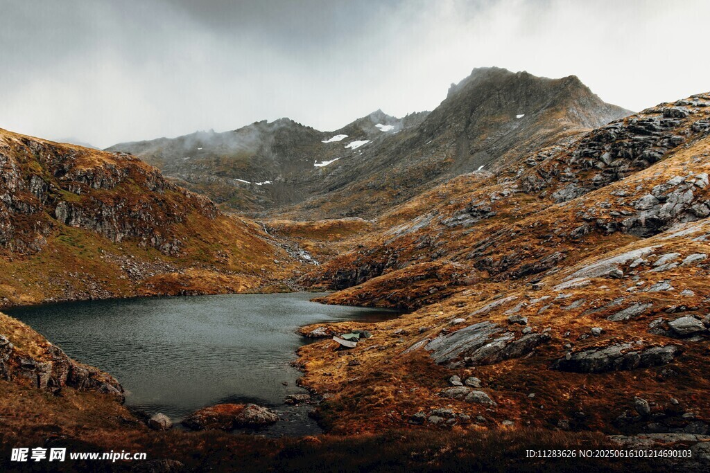 山间湖泊秋景