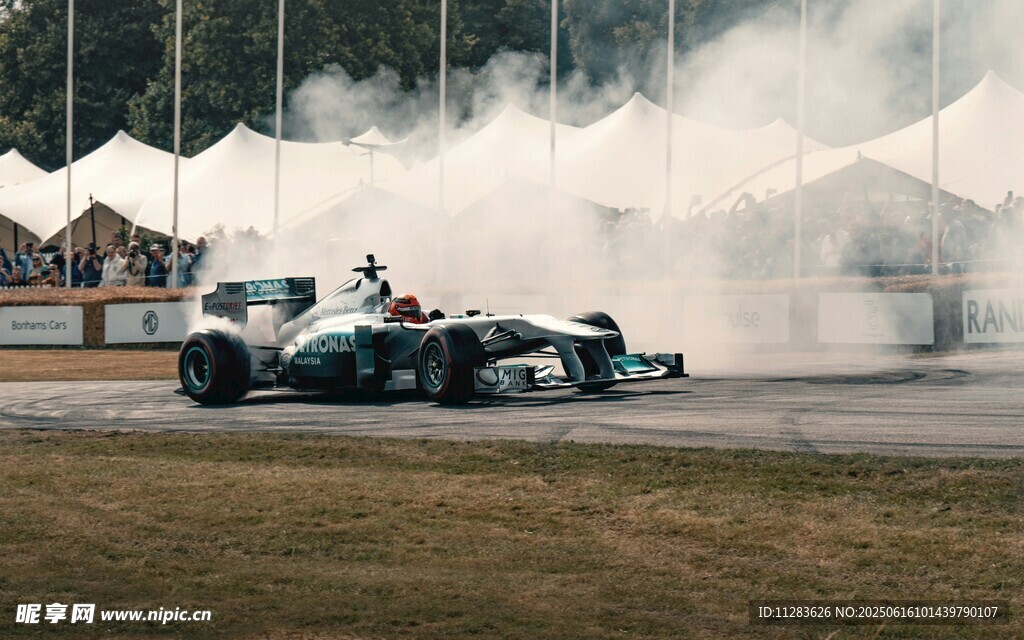 赛车飞驰赛场扬起烟雾