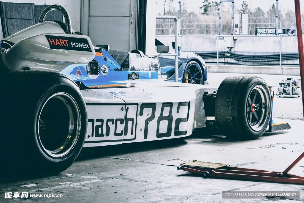 复古赛车停在维修车间