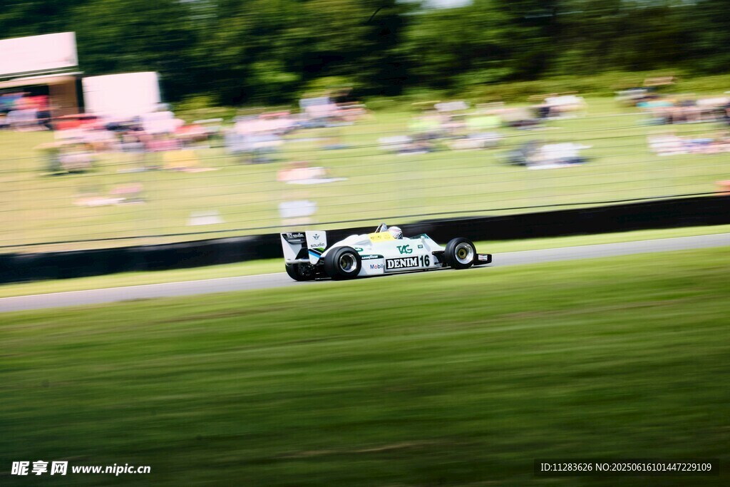 赛道上飞驰的赛车