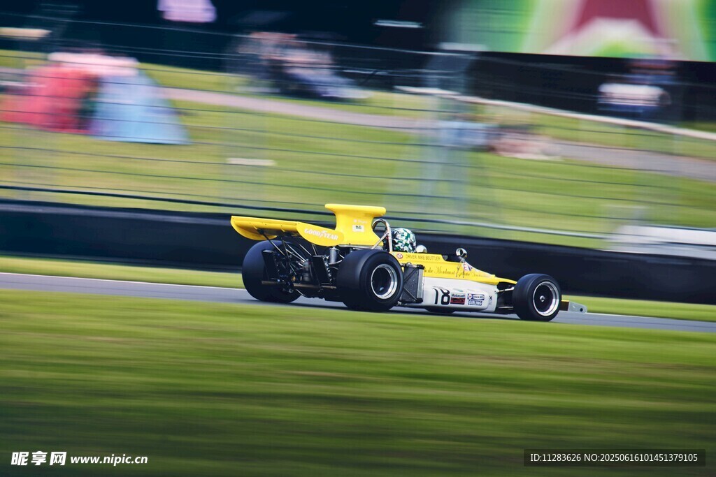 黄色赛车飞驰在赛道