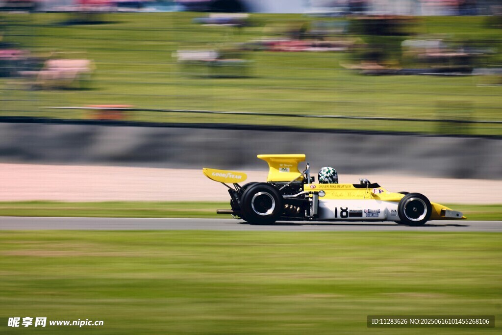 黄色赛车赛道飞驰