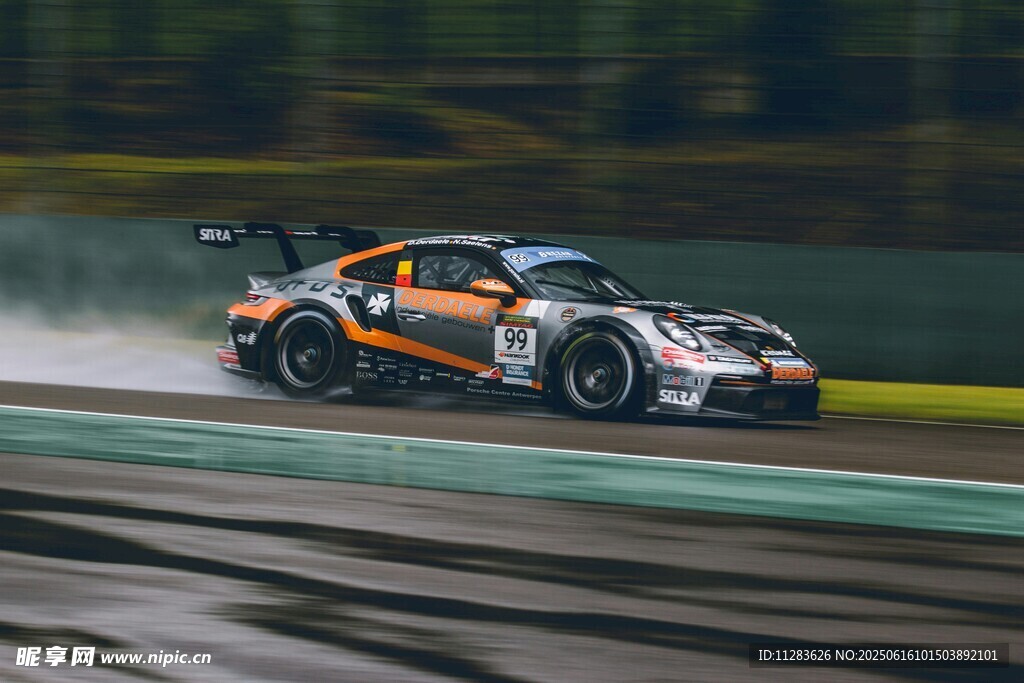 赛道上飞驰的橙色赛车