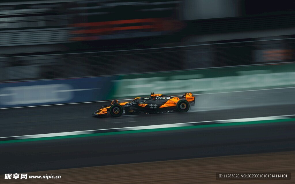 赛车飞驰在赛道上