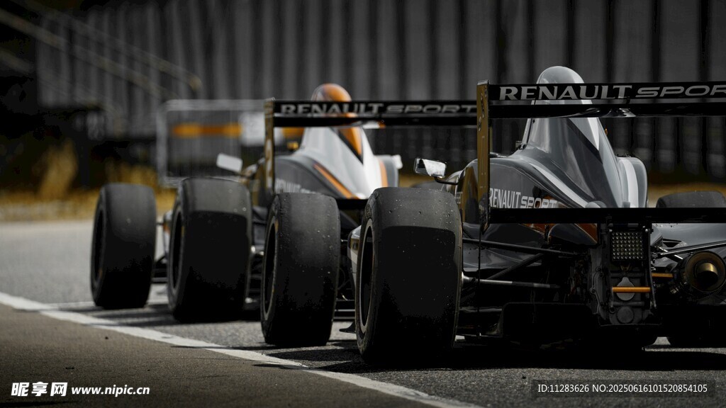 赛道上的两辆竞速方程式赛车