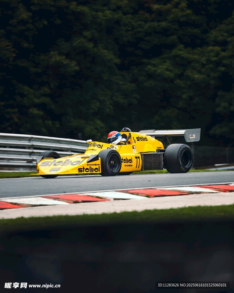 黄色赛车赛道飞驰