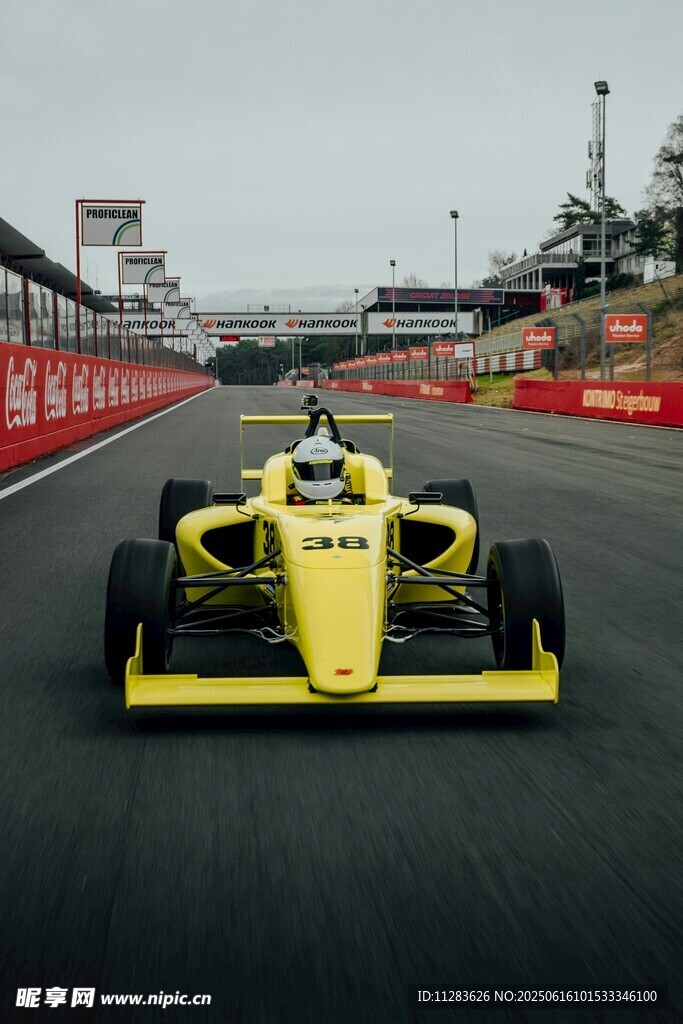 黄色赛车驰骋赛道