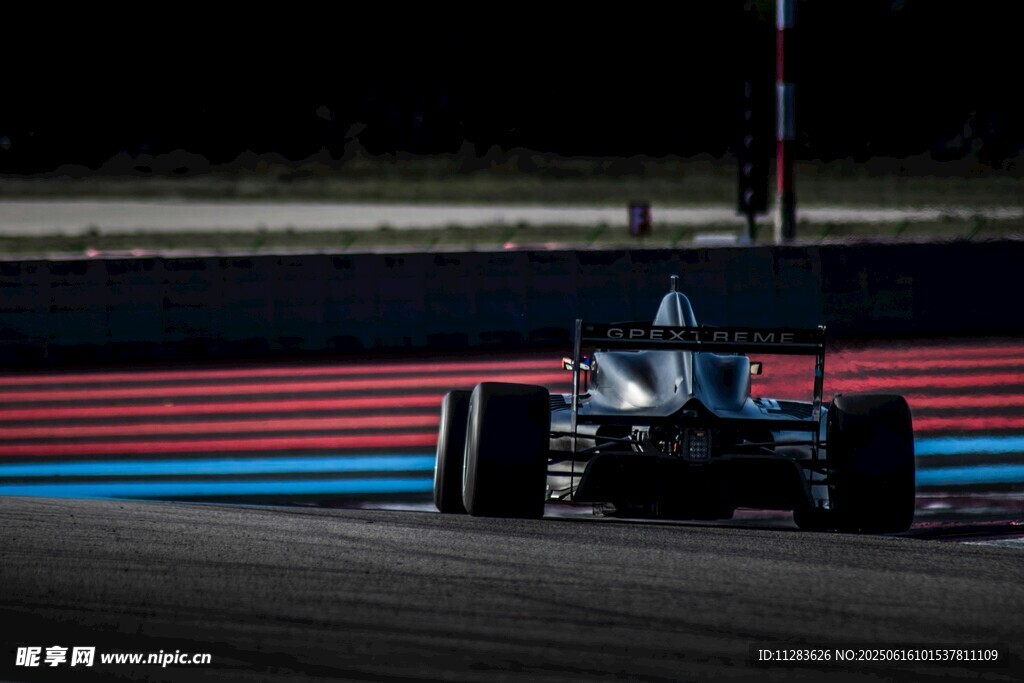 赛道上飞驰的方程式赛车