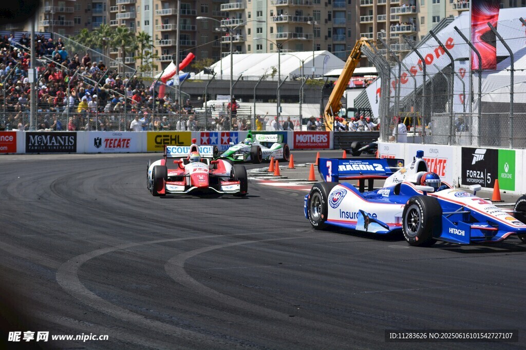 赛车赛道上的激烈竞速时刻