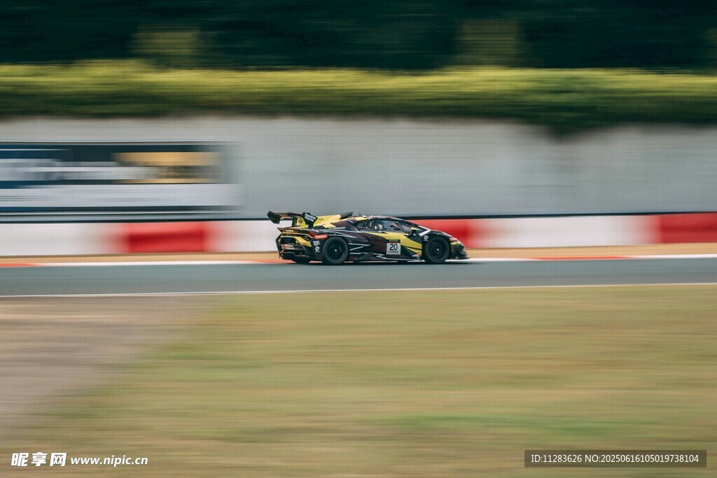 赛车飞驰在赛道