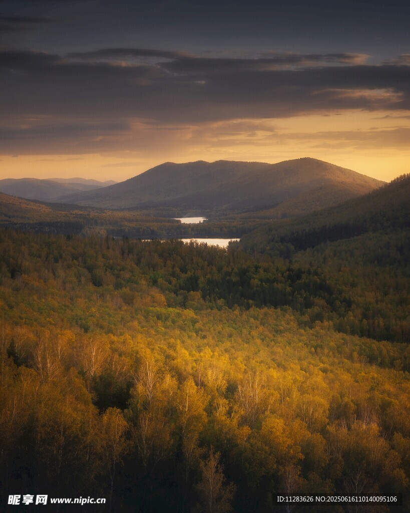 秋日山林暮色美景