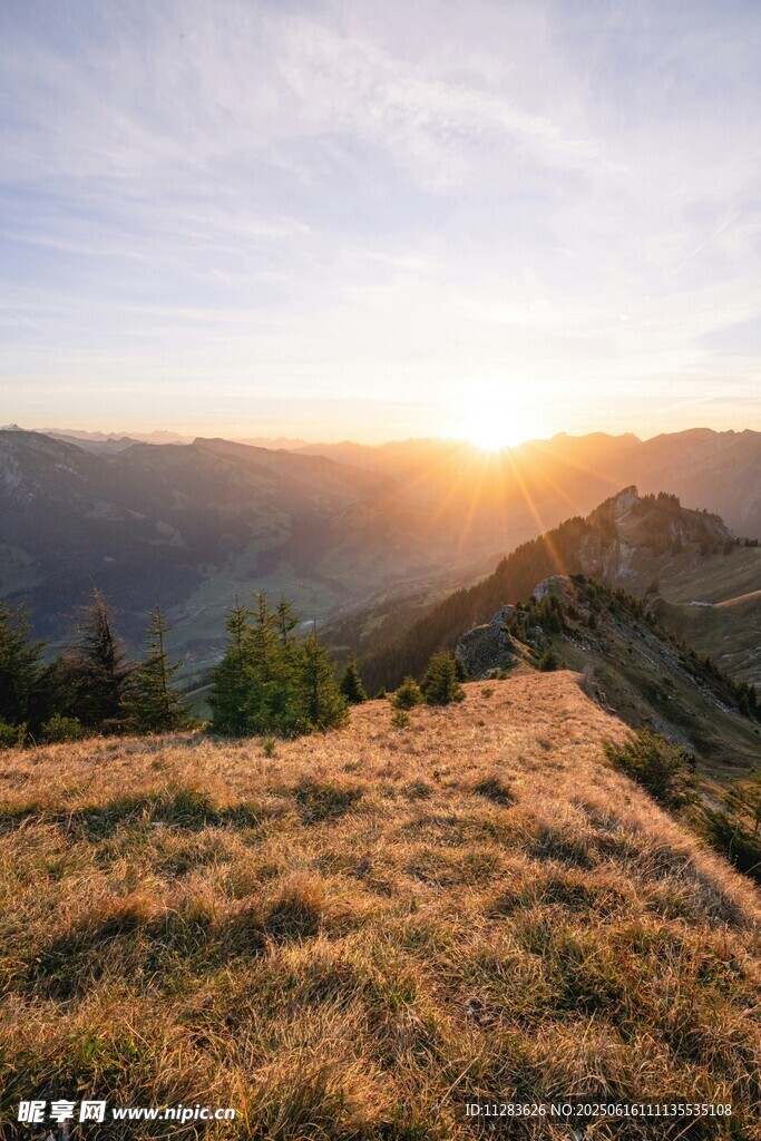 日出时分的山间美景