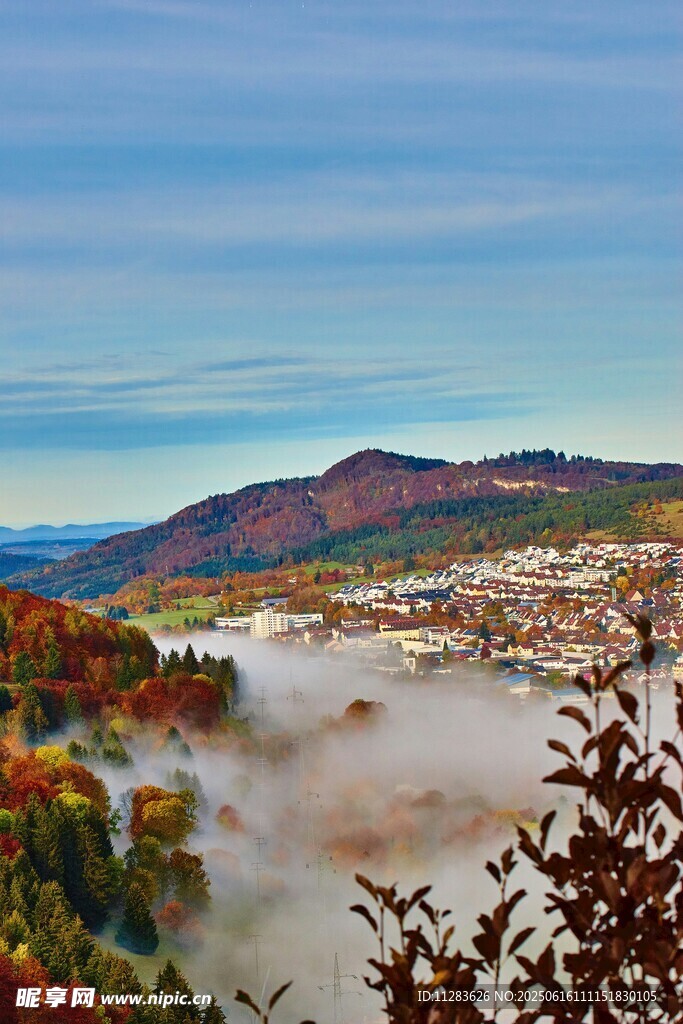 山间晨雾中的多彩秋景