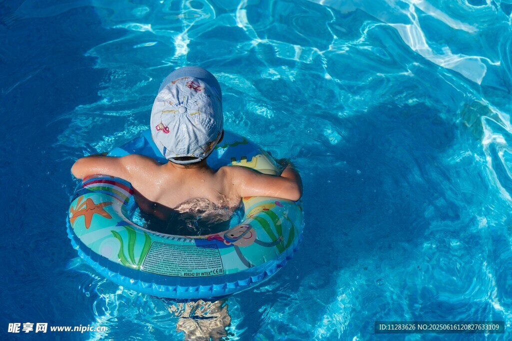 泳池中漂浮的戴帽小孩