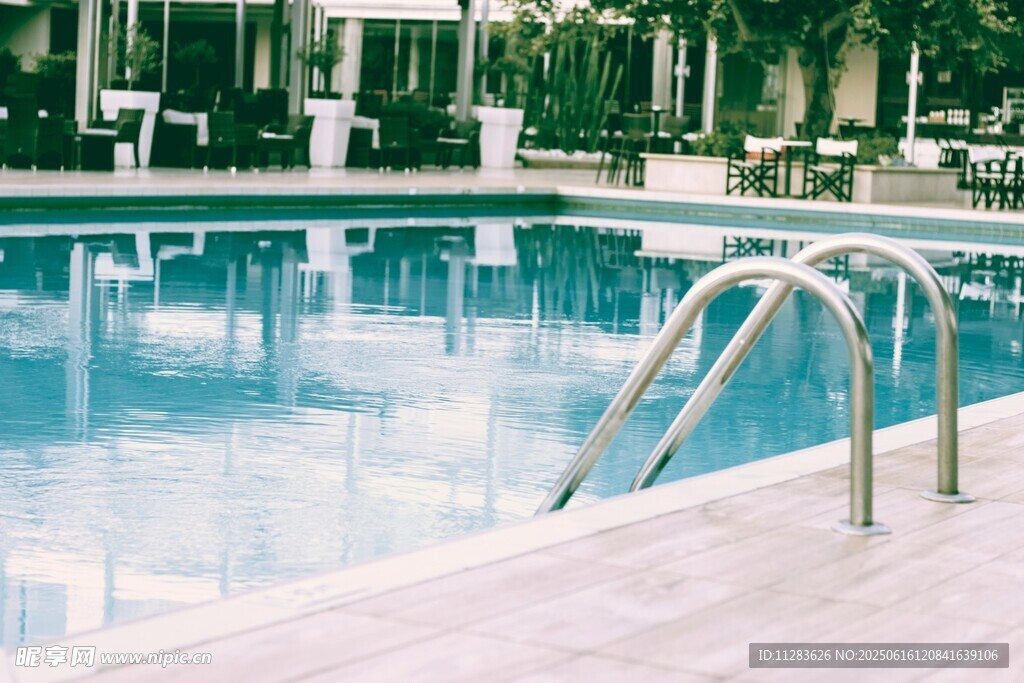 清澈泳池与金属扶梯