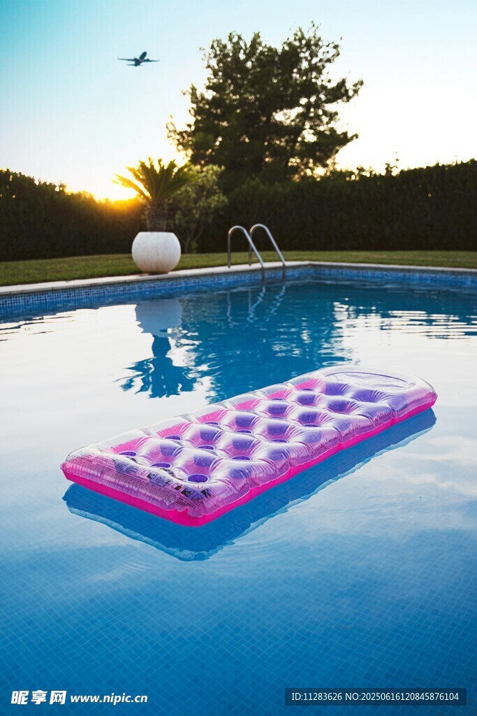 泳池中的彩色浮垫