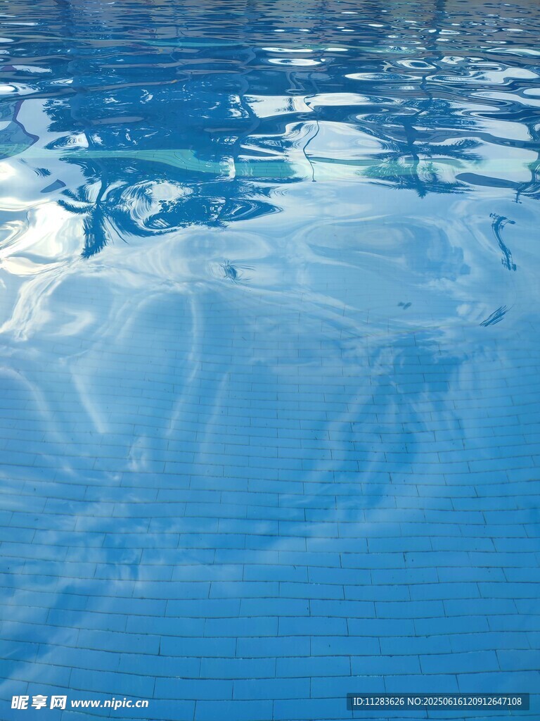 波光粼粼的蓝色水面