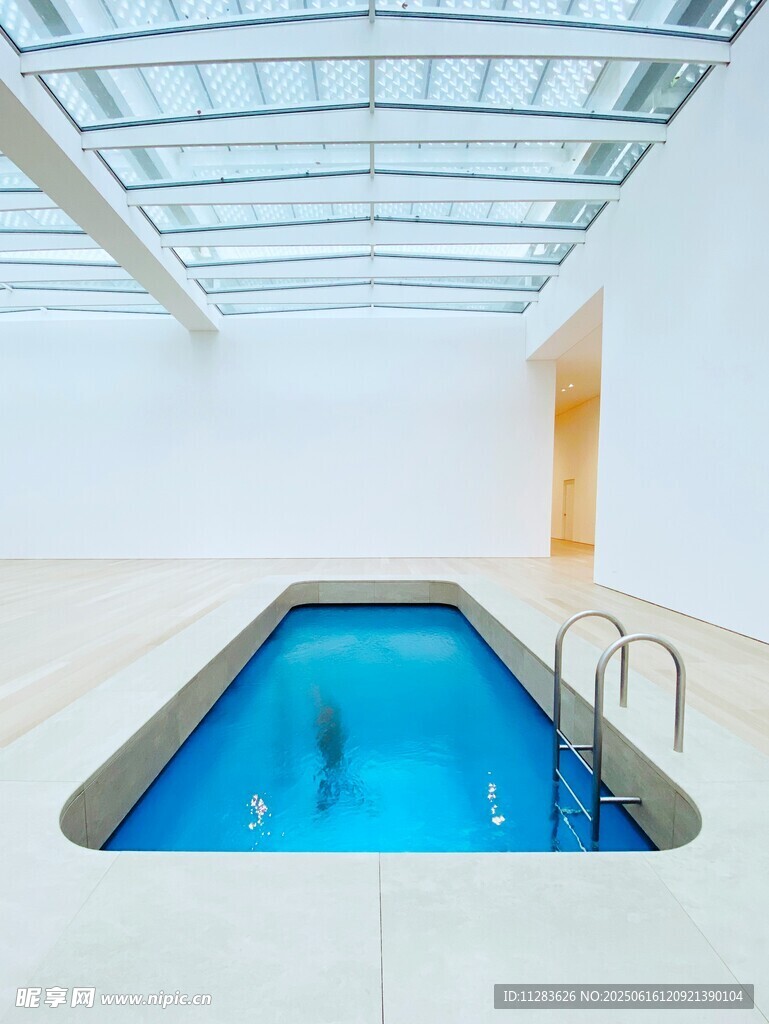 室内玻璃顶泳池景观