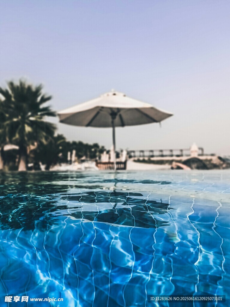 泳池畔的惬意休闲时光