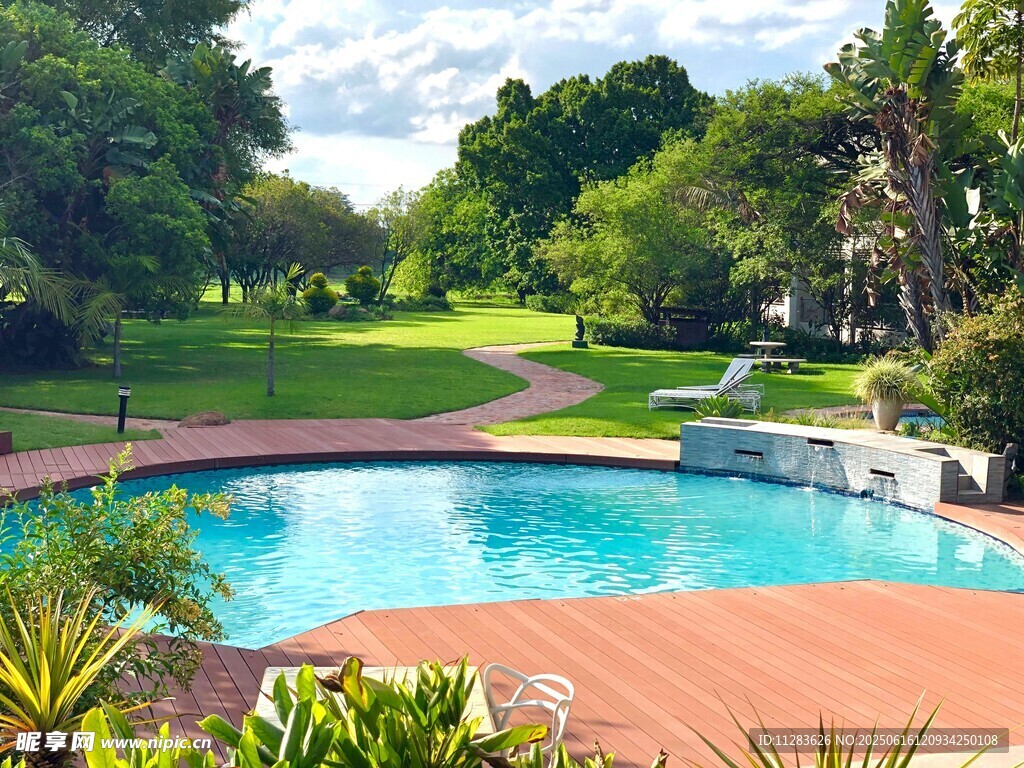 户外泳池旁的绿意景致