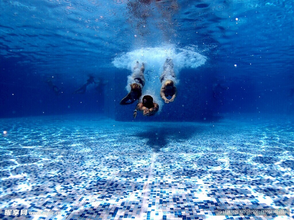 水下自由潜的美妙瞬间