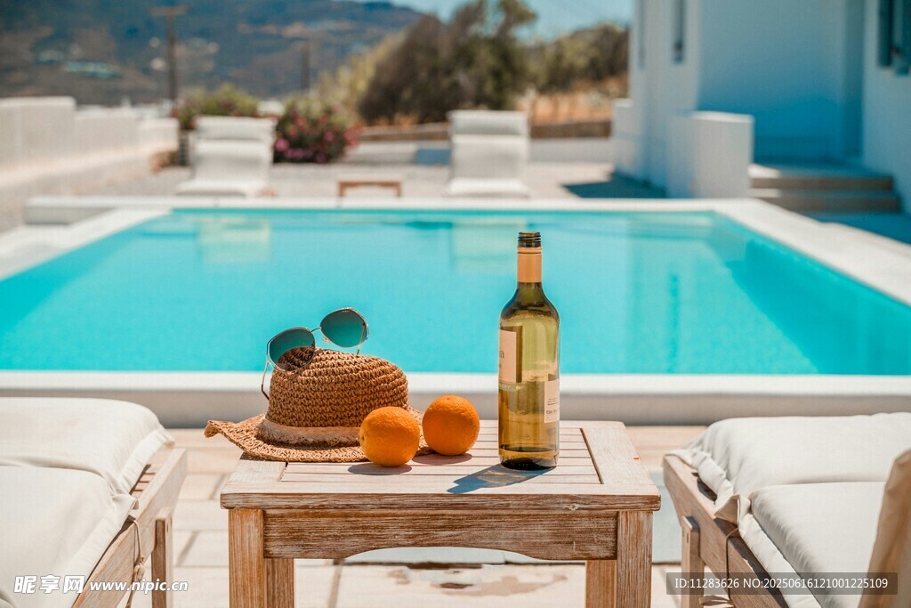 泳池边的惬意休闲时光