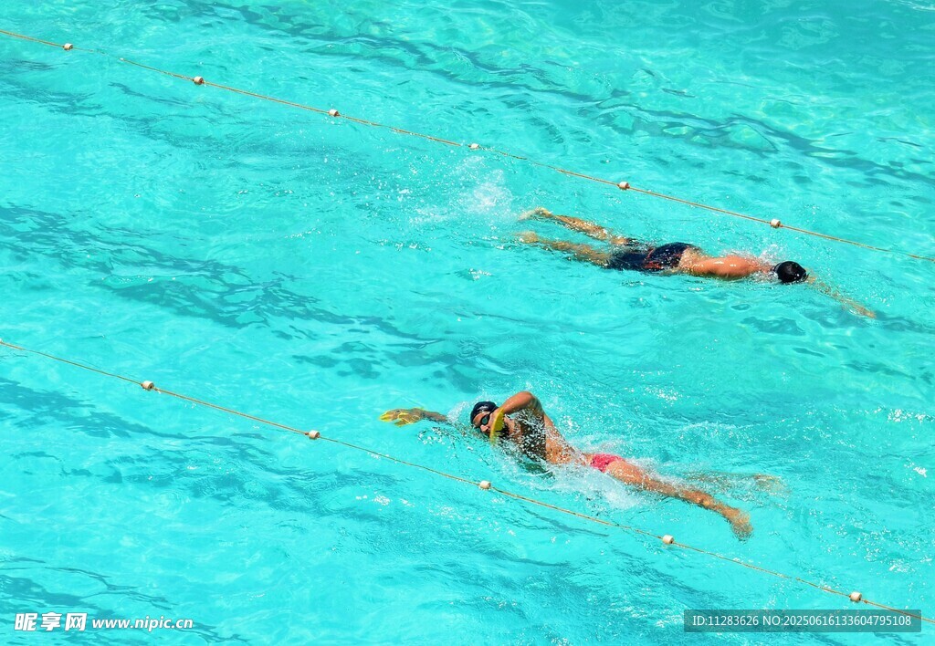 泳池中两人畅快游泳