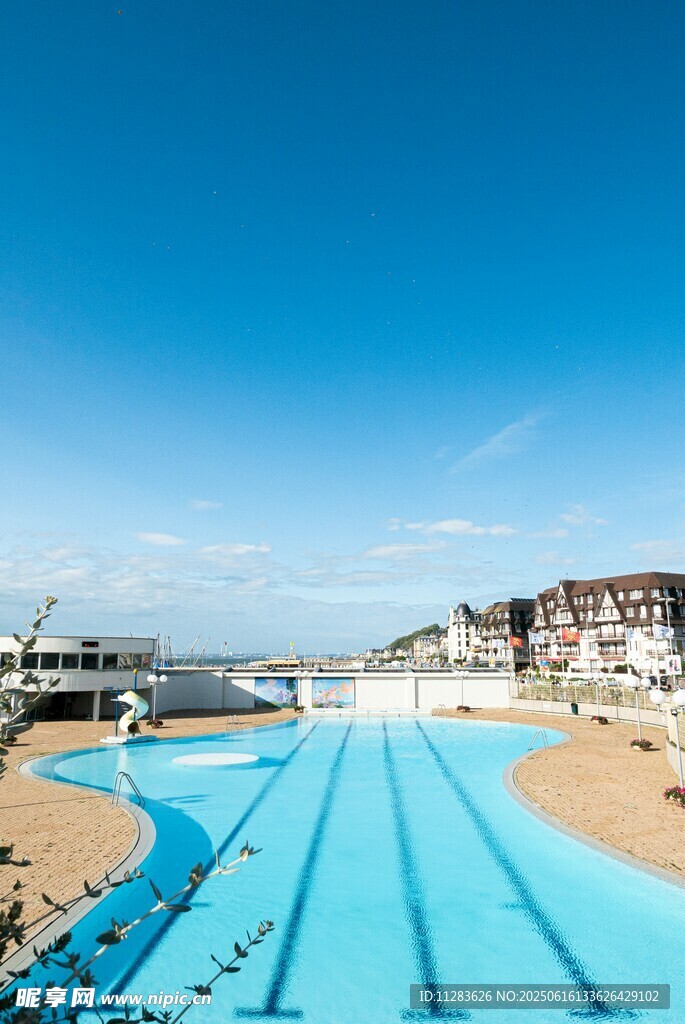 海滨蓝色泳池风光