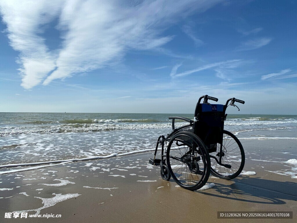 海滩上的空轮椅