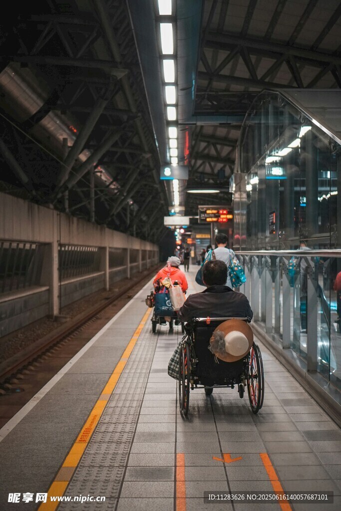 轮椅上的孤独老人