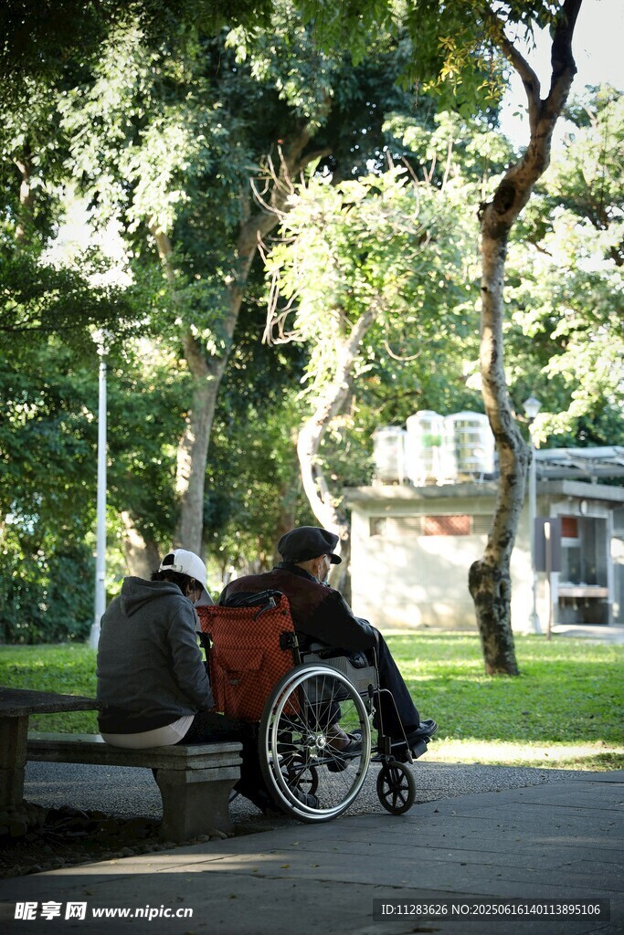 轮椅上的老人