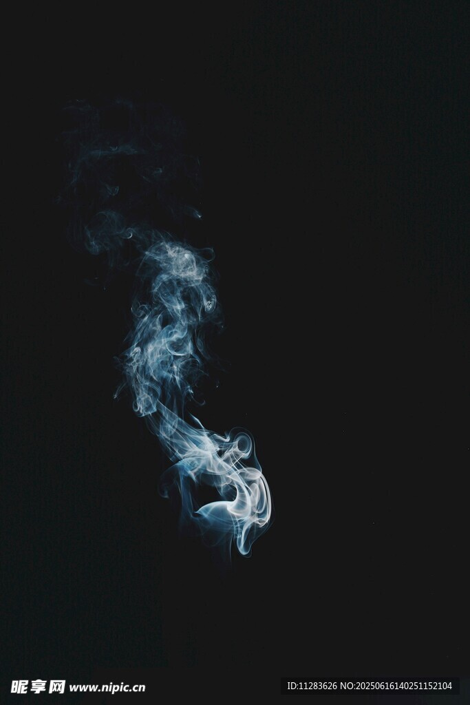 黑色背景中的缥缈烟雾
