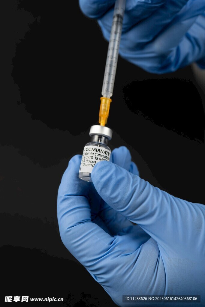 医护人员手持注射器特写