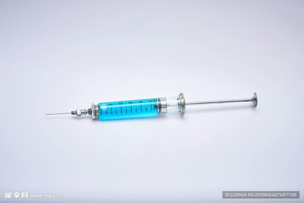 蓝色注射器特写