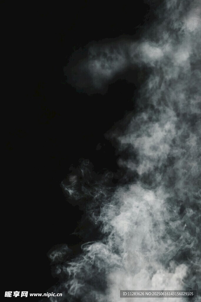 黑色背景中的白色烟雾
