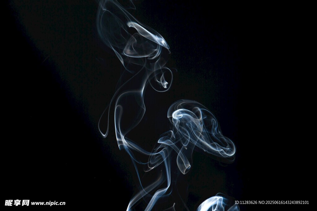 黑色背景下的缥缈烟雾